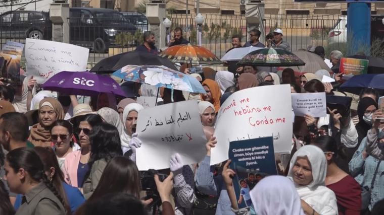 کوردستان 03-09-2026 لە قامشلۆ دژی بڕیارێکی حکوومەتی کاتیی سووریا بۆ گۆڕینی خوێندن لە کوردییەوە بۆ عەرەبییەوە خۆپێشاندانیان کرا
